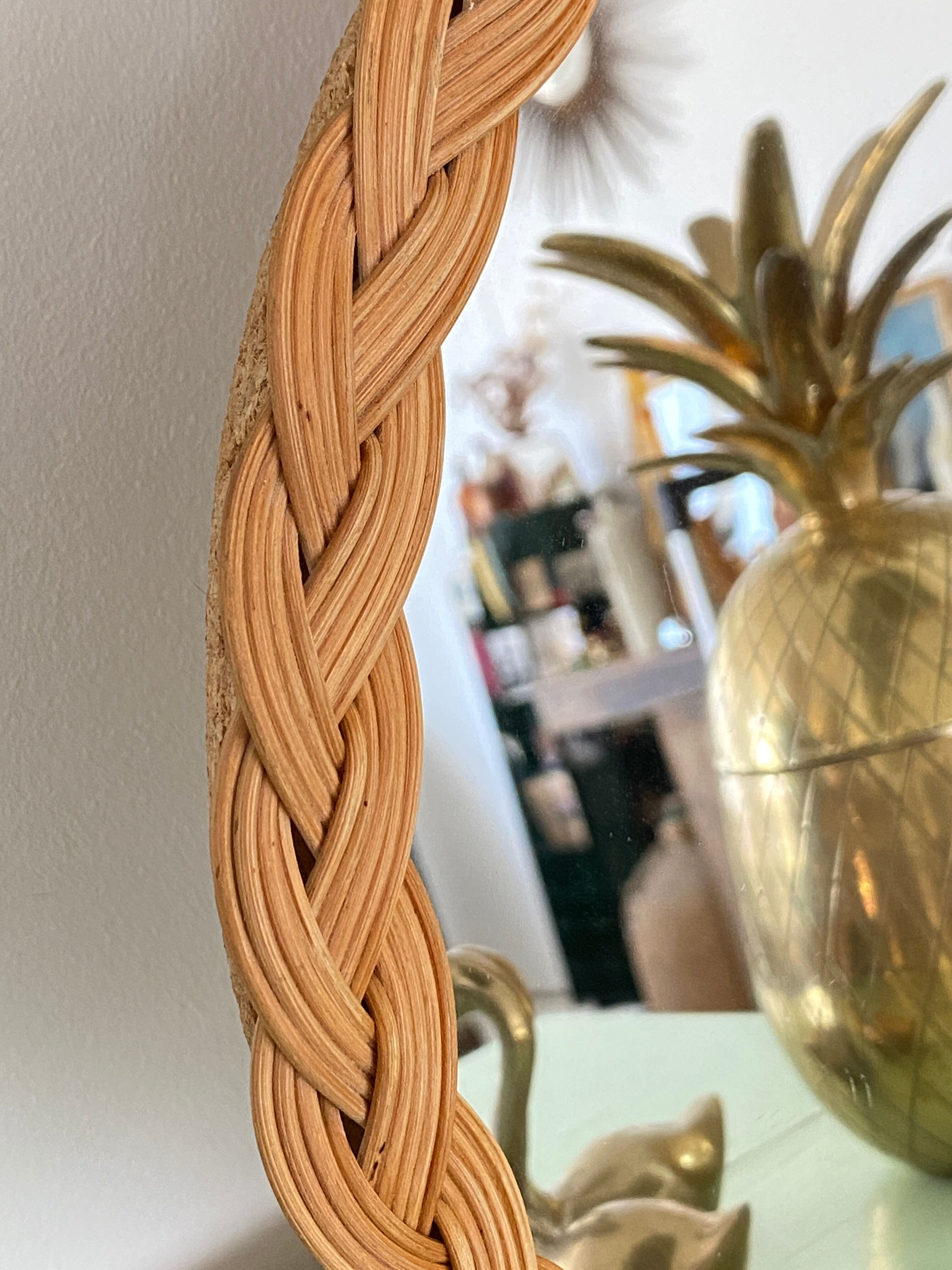 Vintage mirror in round rattan