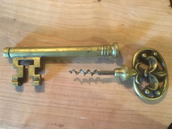 Clé en laiton cachant un tire bouchon