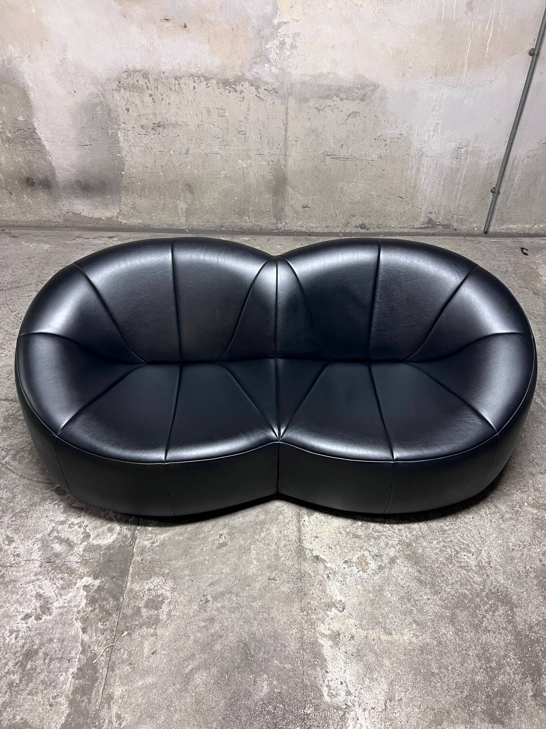 Pumpkin 2-seater sofa in black leather – Pierre Paulin for Ligne Roset,