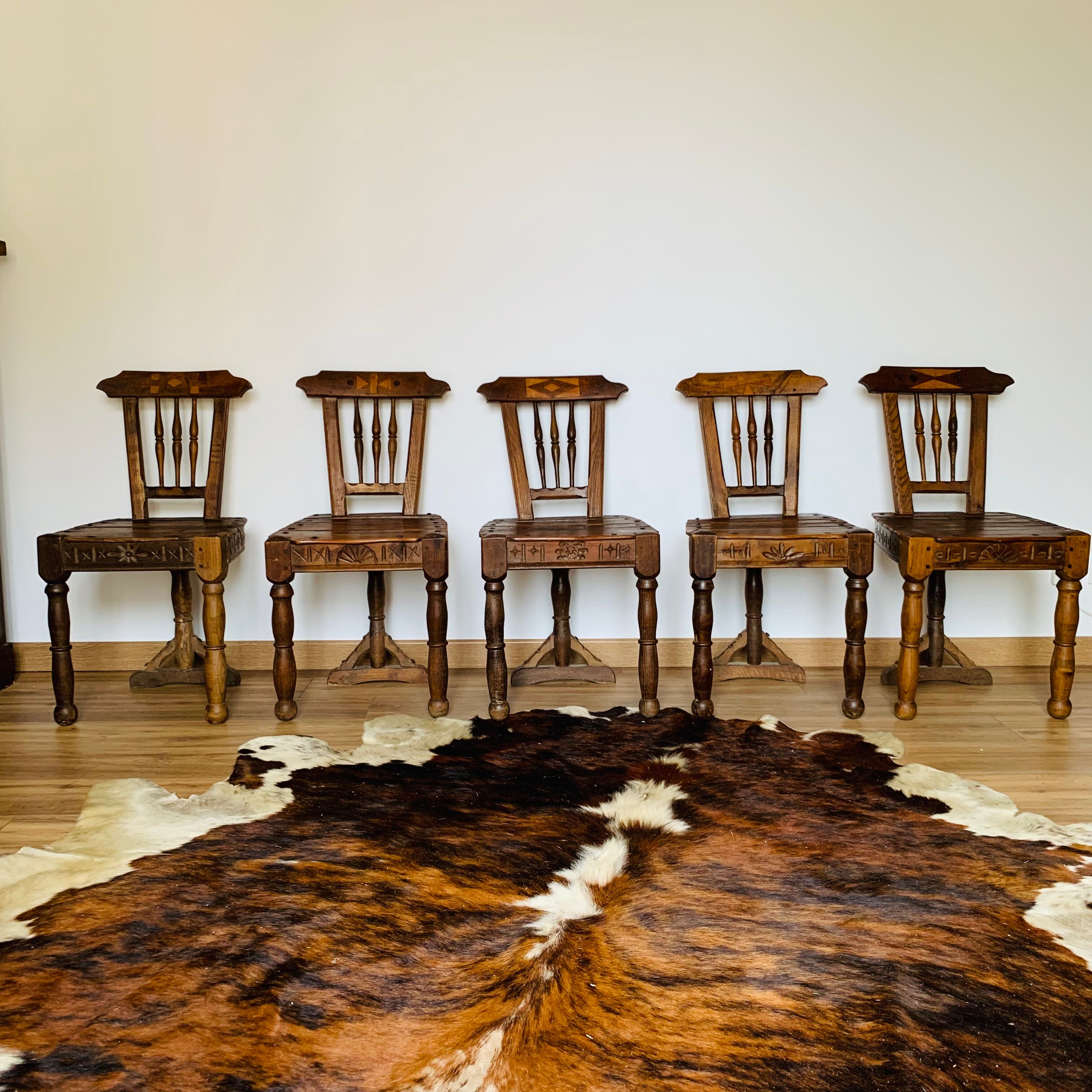 Ensemble de 5 chaises en bois, travail artisanal