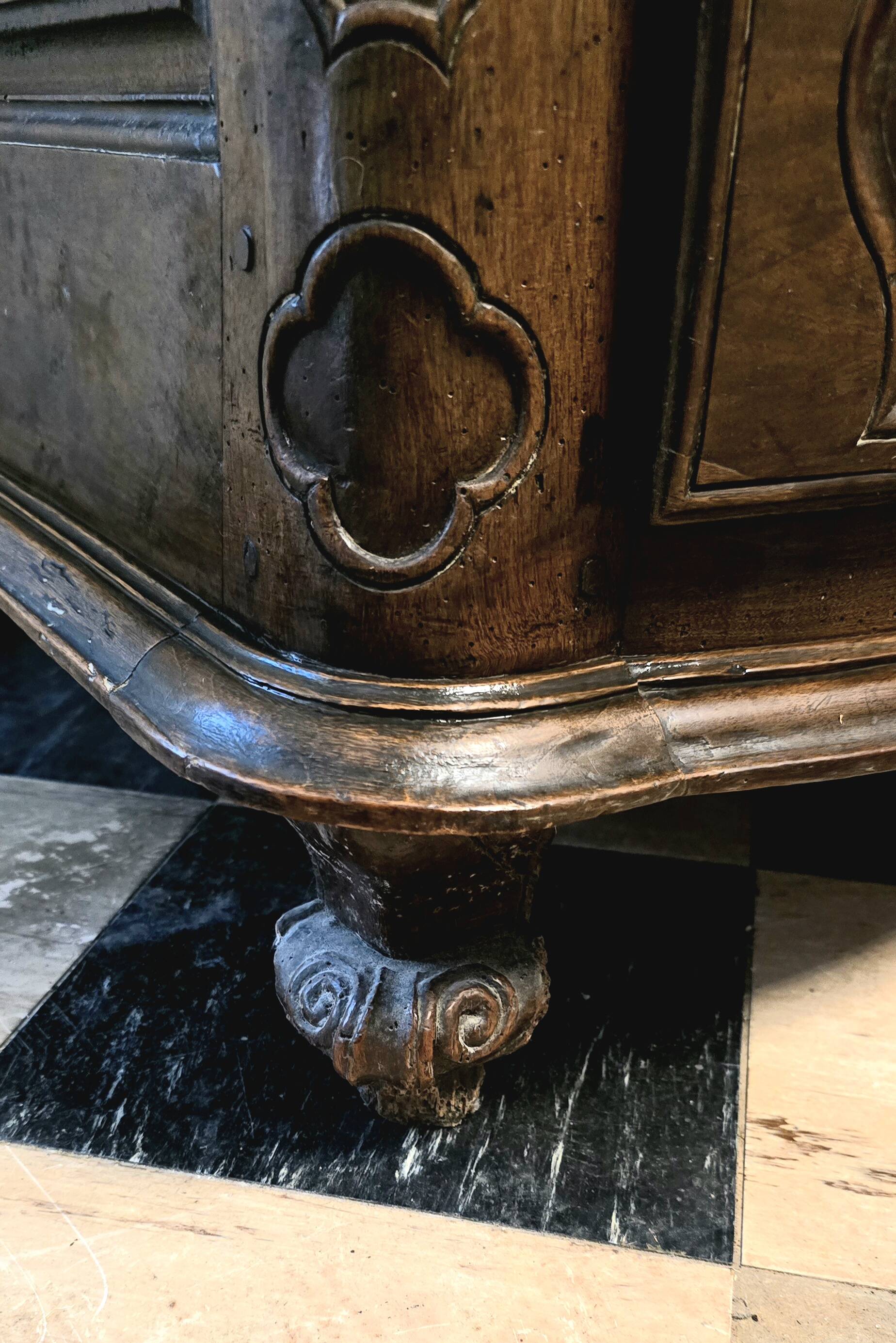Crossbow chest of drawers in solid walnut, Louis XIV period – early 18th century
