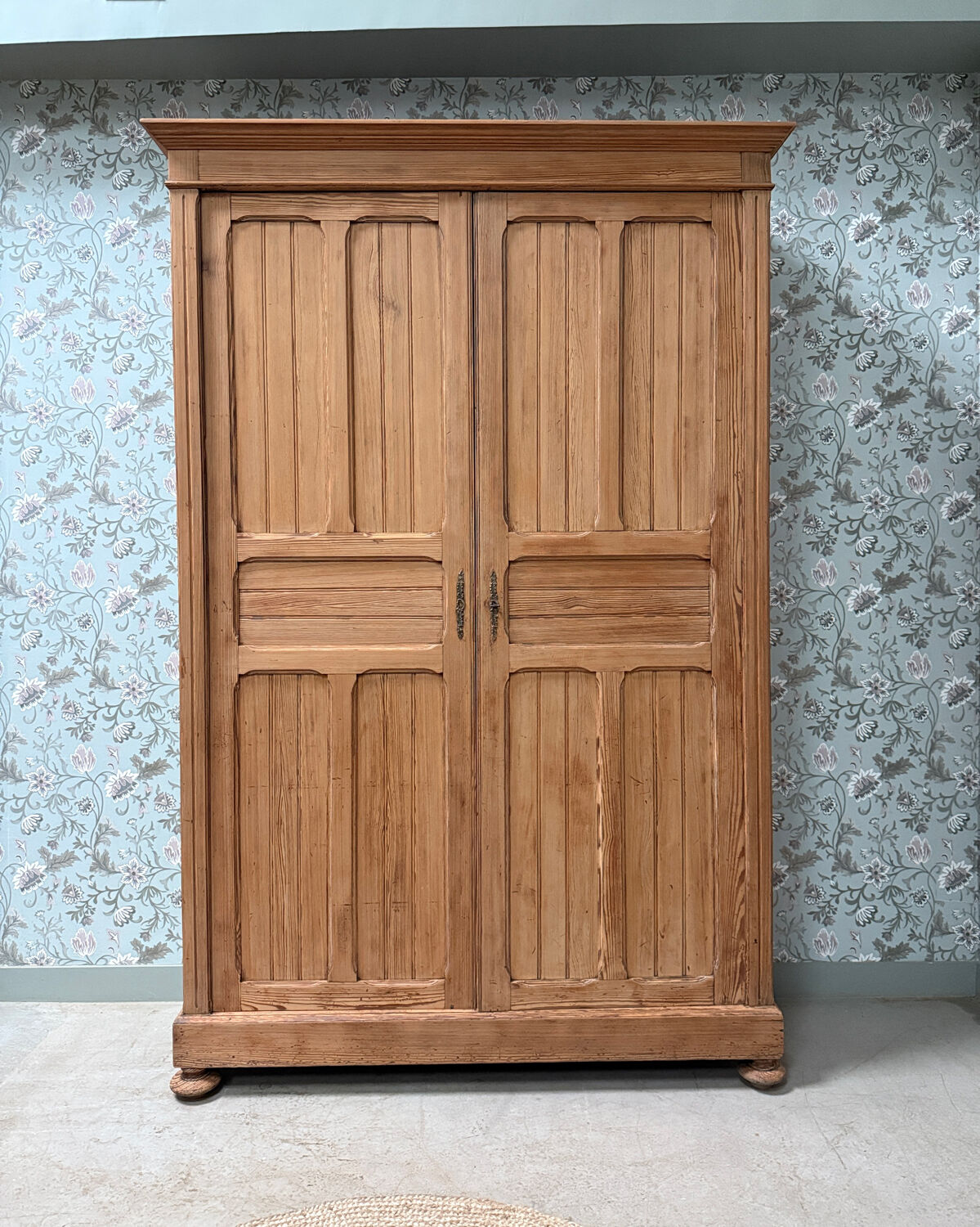 Grande armoire parisienne rénovée 