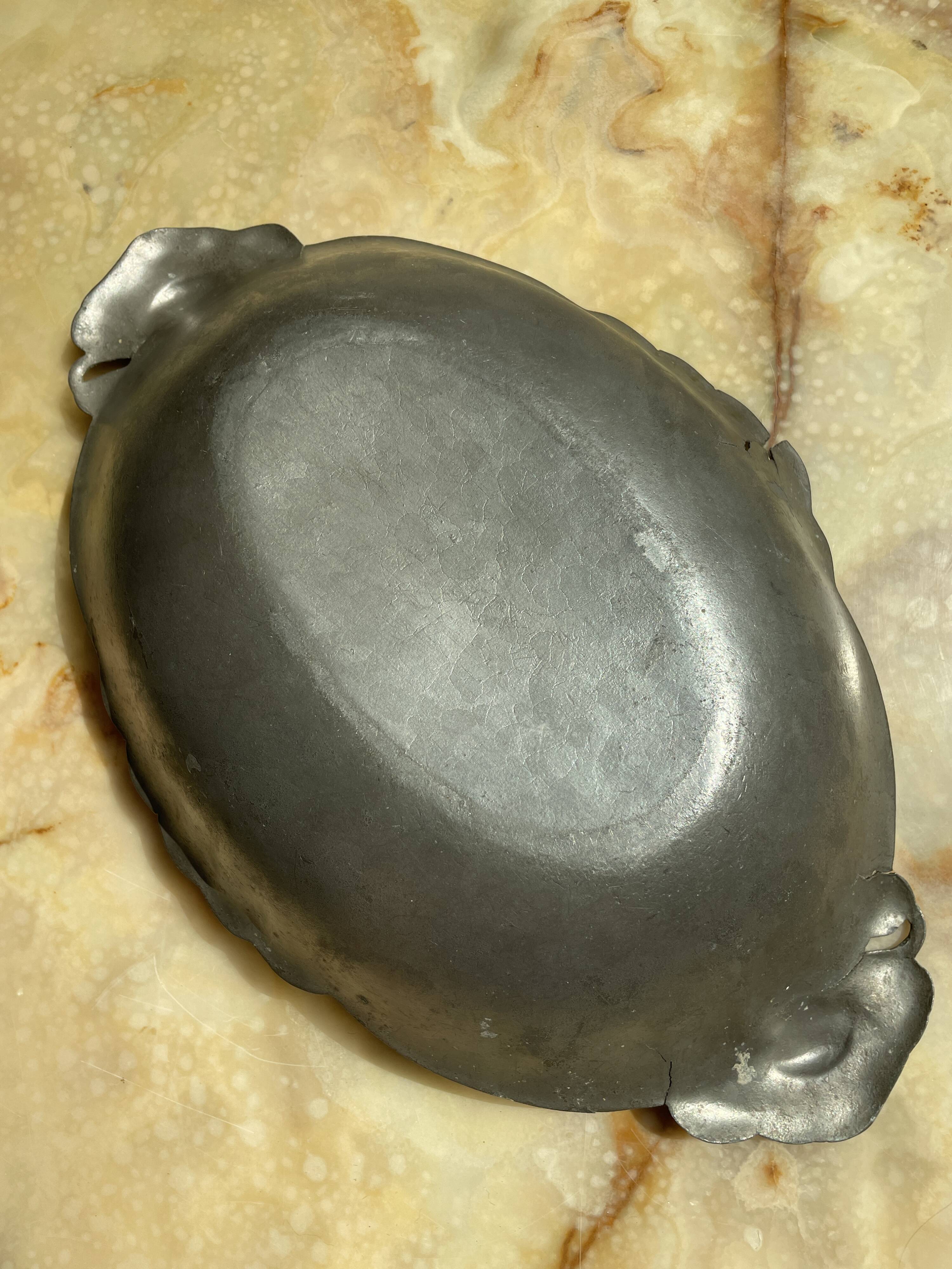 Art Nouveau dish with poppy motifs in pewter