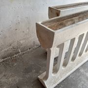 Paire de jardinières sculpturales en béton coulé Off-White, de style brutalisme du milieu du siècle, longues et rectangulaires.