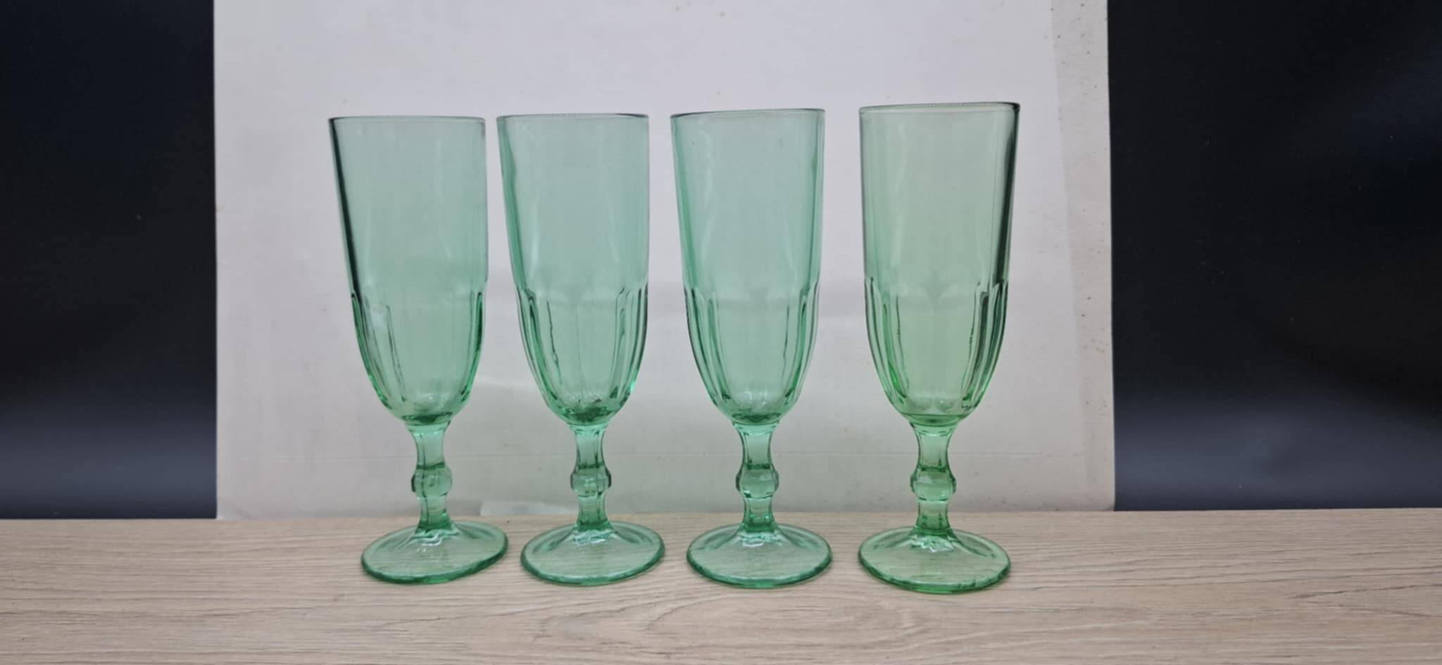 Set of 4 green Luminarc flutes