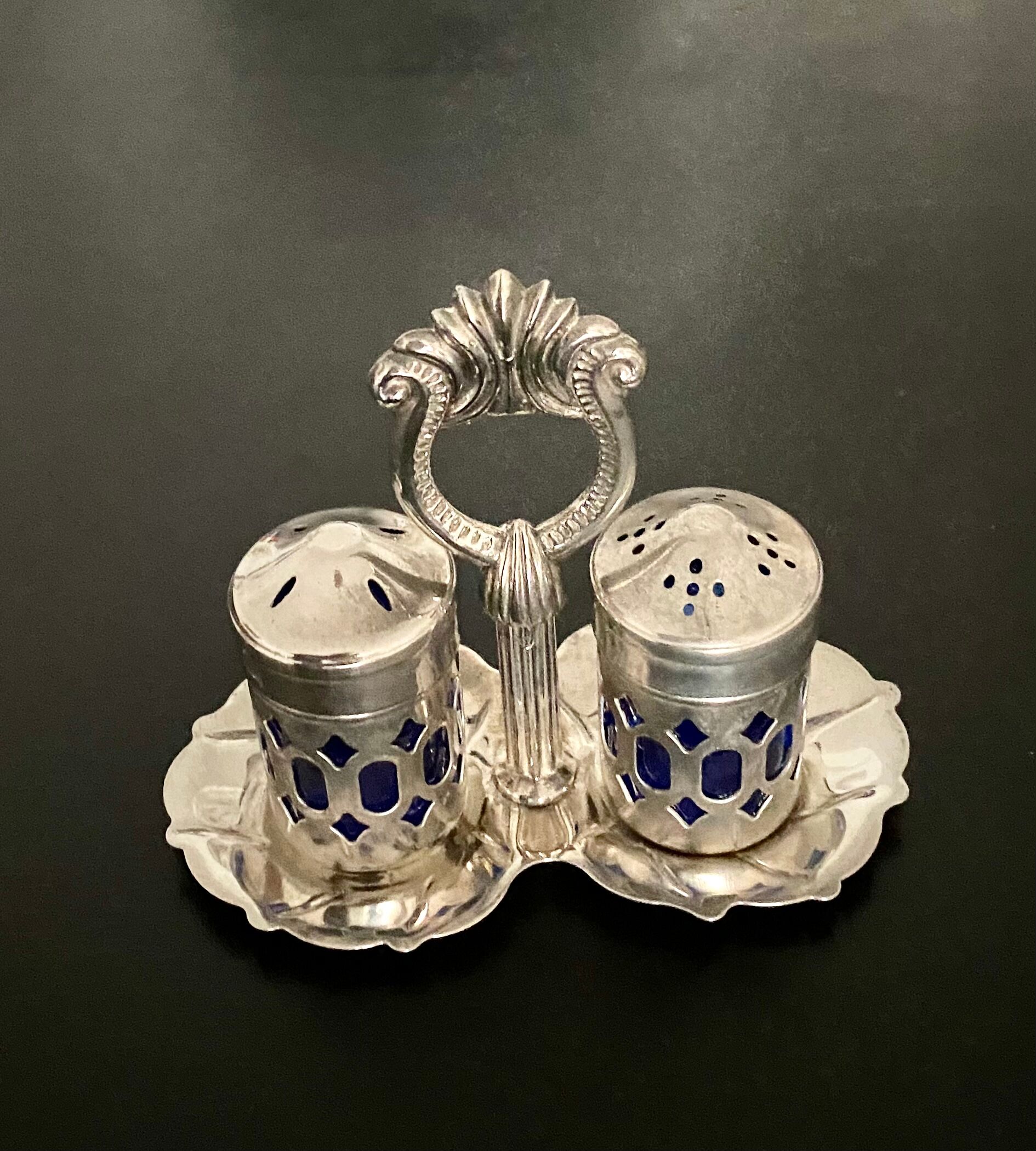 Duo salt shaker and pepper shaker 30s on display