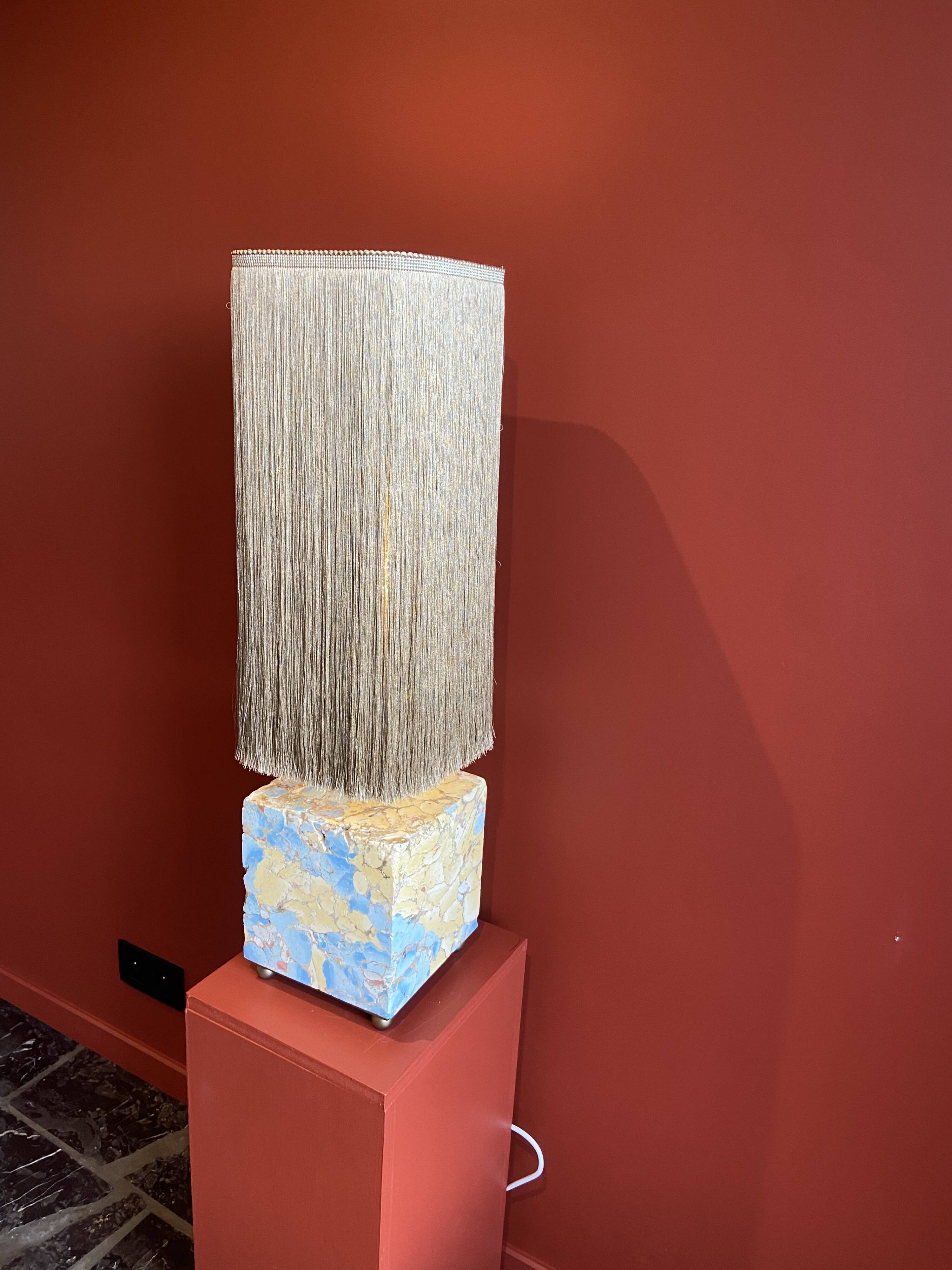 Base stuck blue beige marble-plaster, fringed lampshade Houles, 21st century.