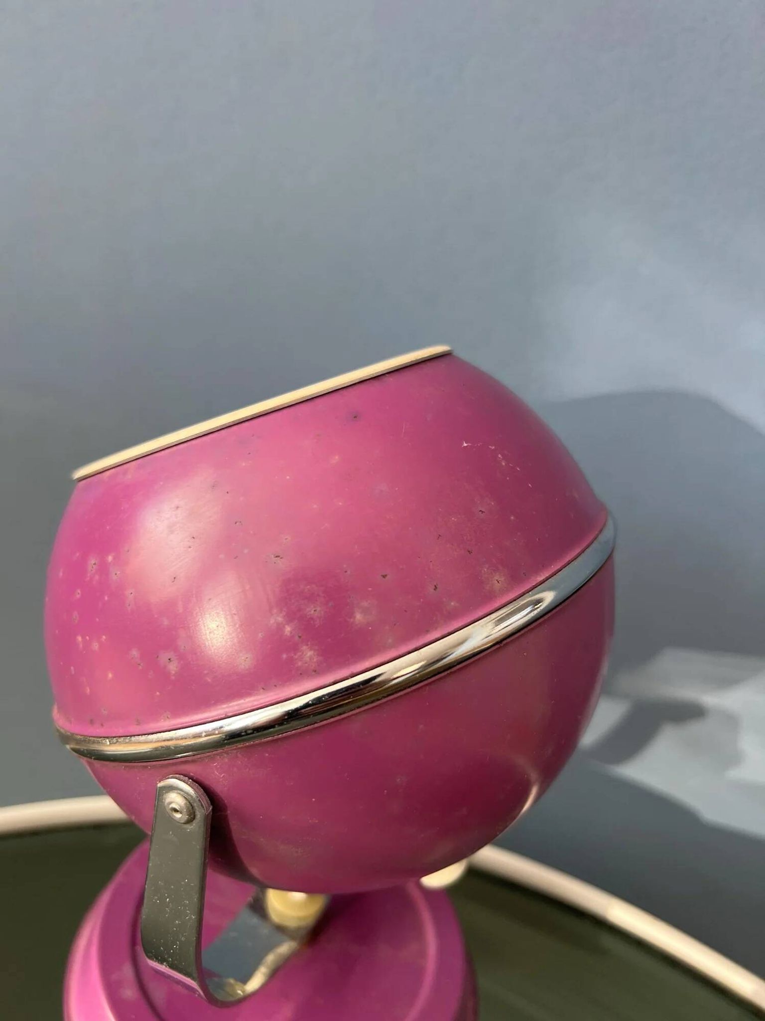 Lampe de bureau vintage violette en forme de globe oculaire de l'ère spatiale