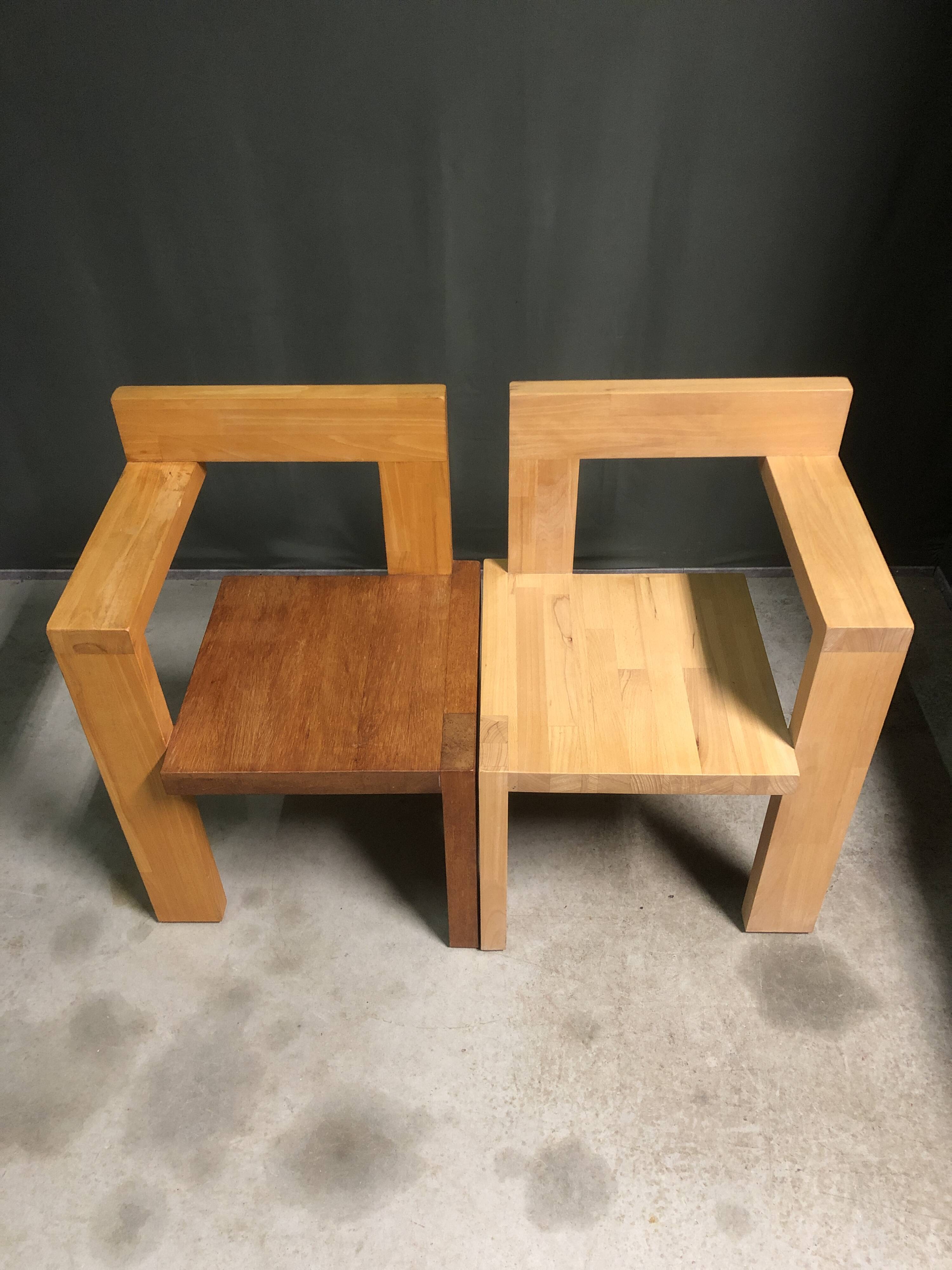 Une paire de Gerrit Rietveld de la chaise Steltman.