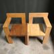 Une paire de Gerrit Rietveld de la chaise Steltman.