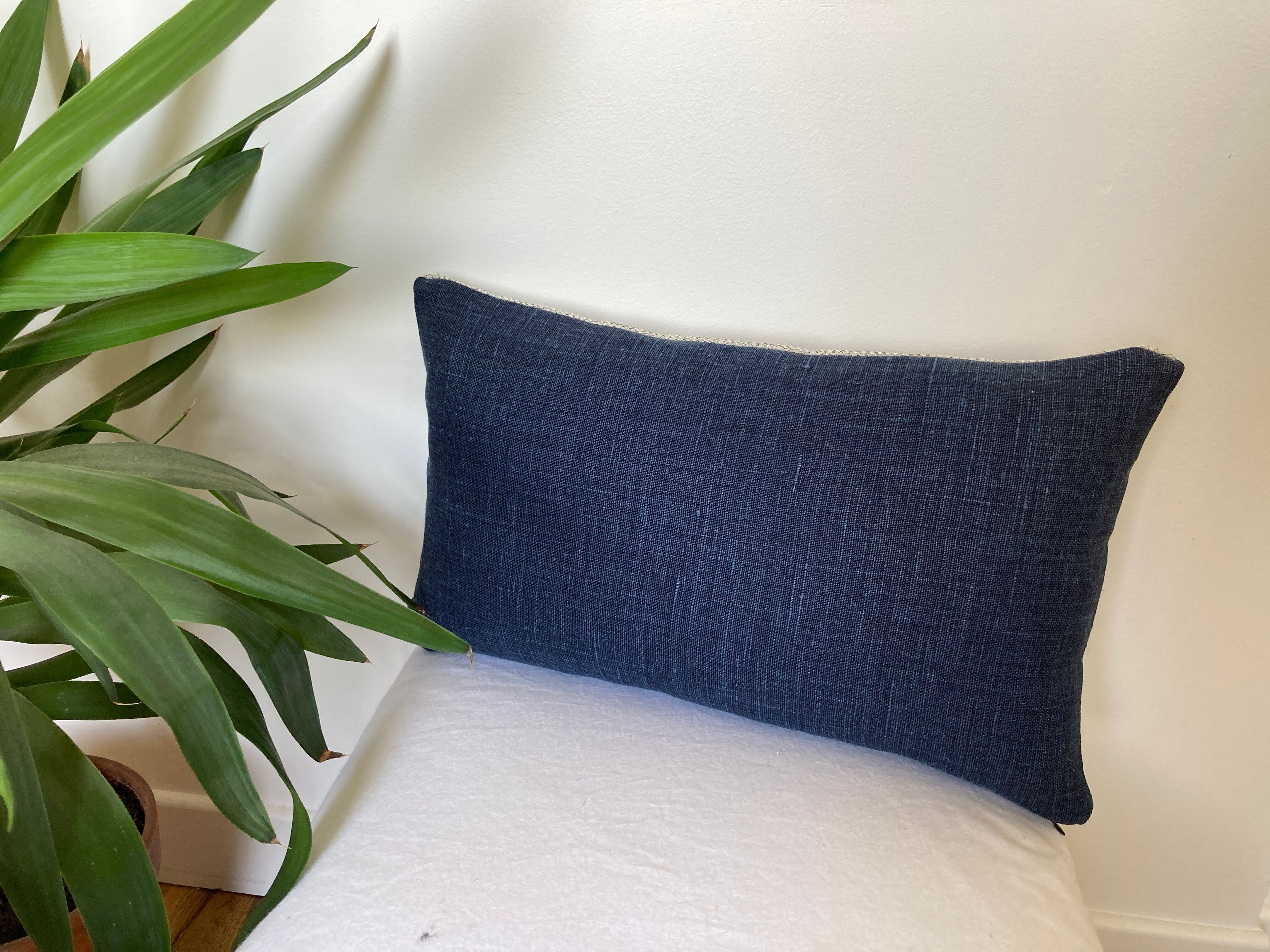 Two-sided cushion braided white black navy blue