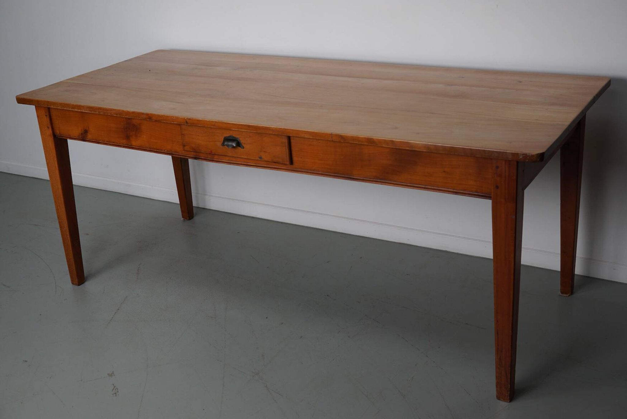 Table à manger rustique française vintage en cerisier du XXe siècle