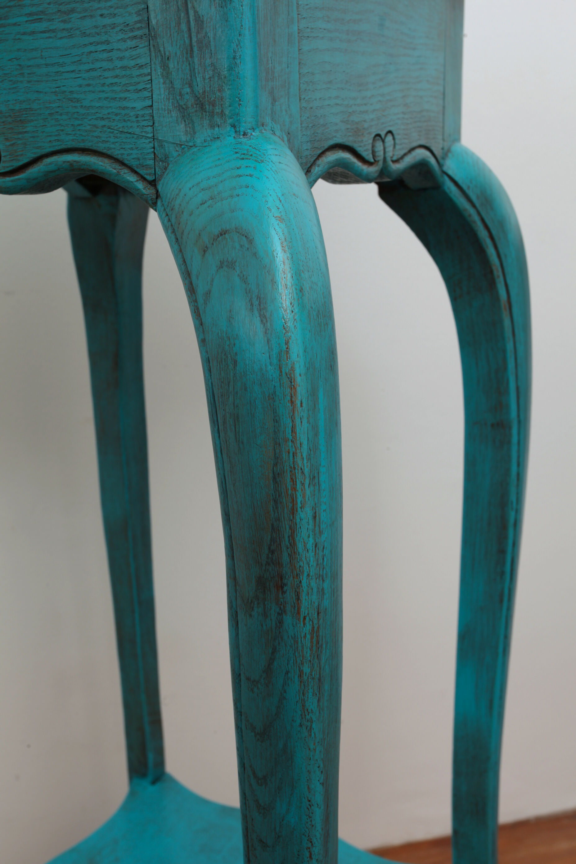 Large blue wood sellette