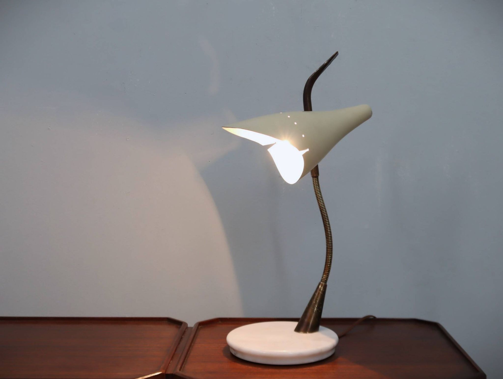 Oscar Torlasco for Lumen rare 1950s Italian table lamp in brass and marble