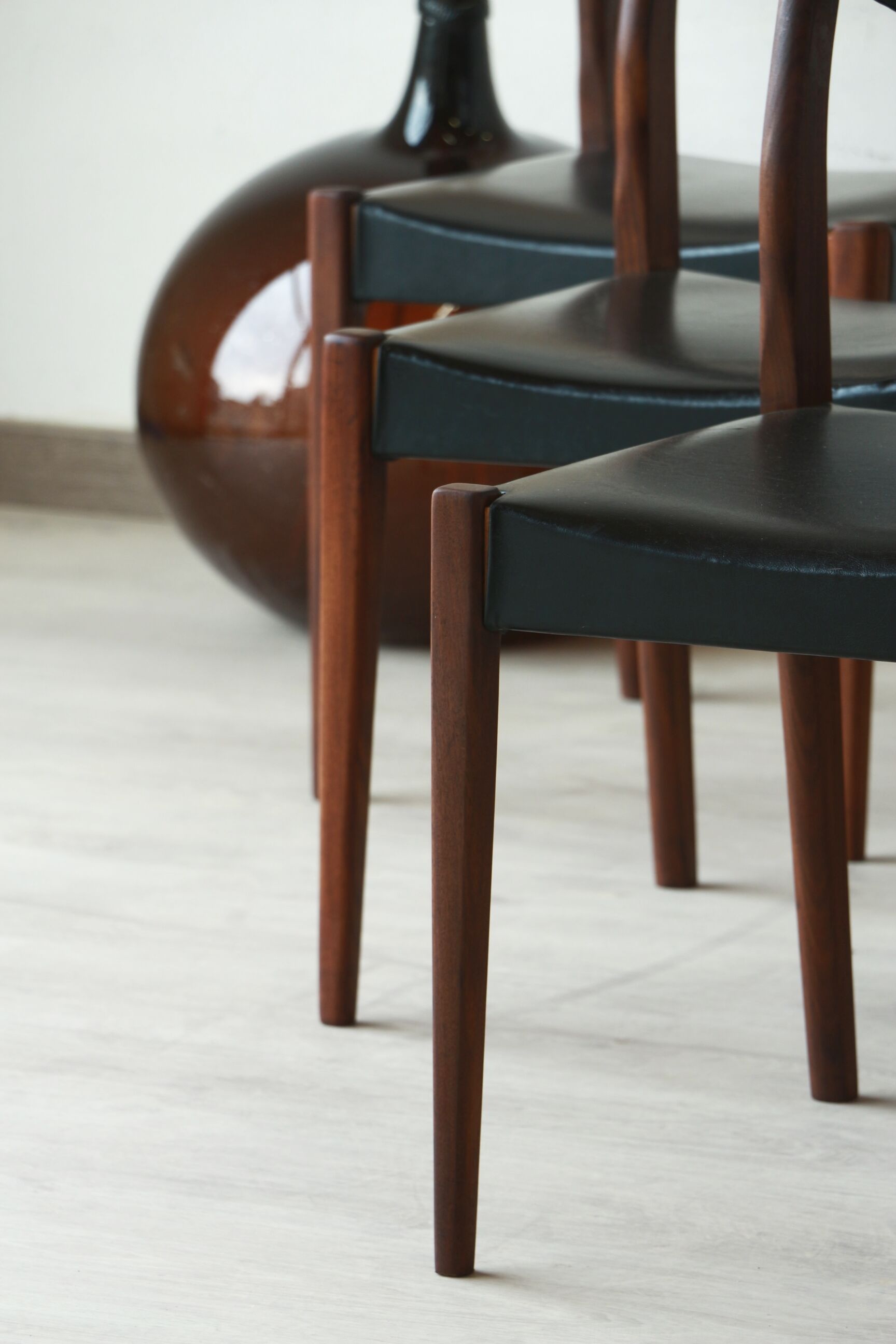 Series of 6 chairs in skai and teak