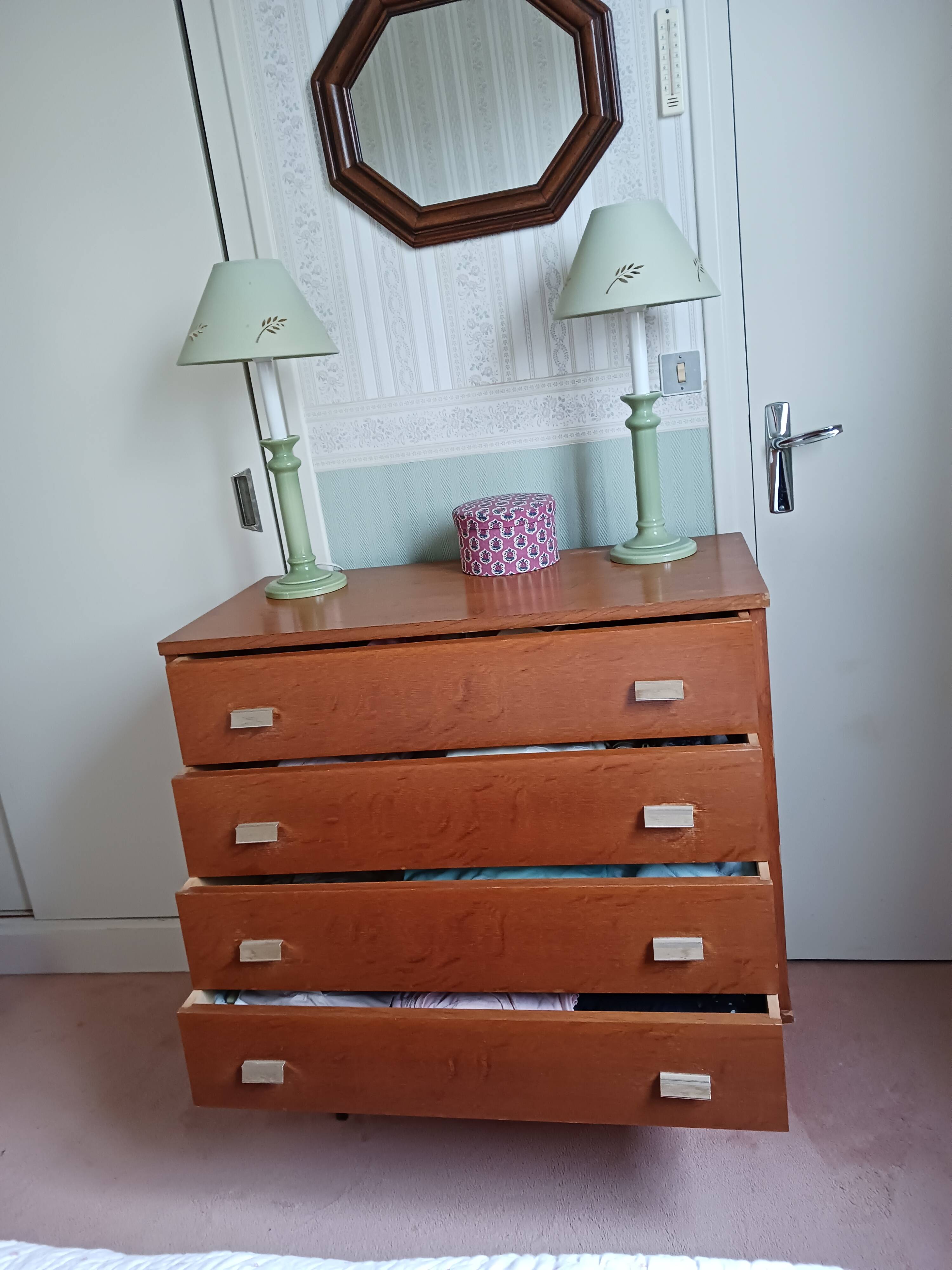 Beautiful vintage teak chest of drawers from the 1960s.