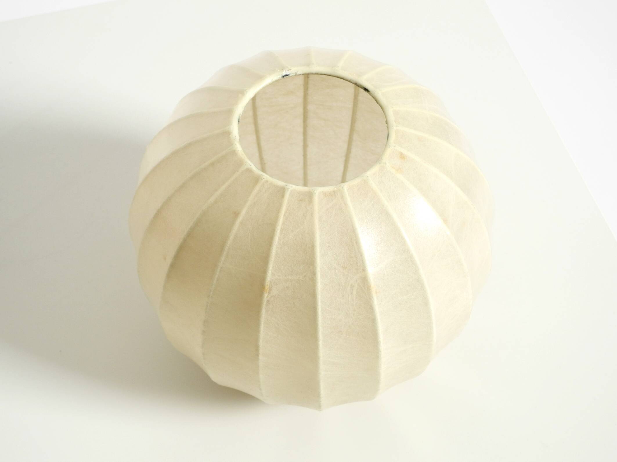 Very rare and beautiful Mid-Century Modern tripod Cocoon table lamp