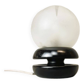 Petite lampe de table en bois noir avec globe en verre dépoli