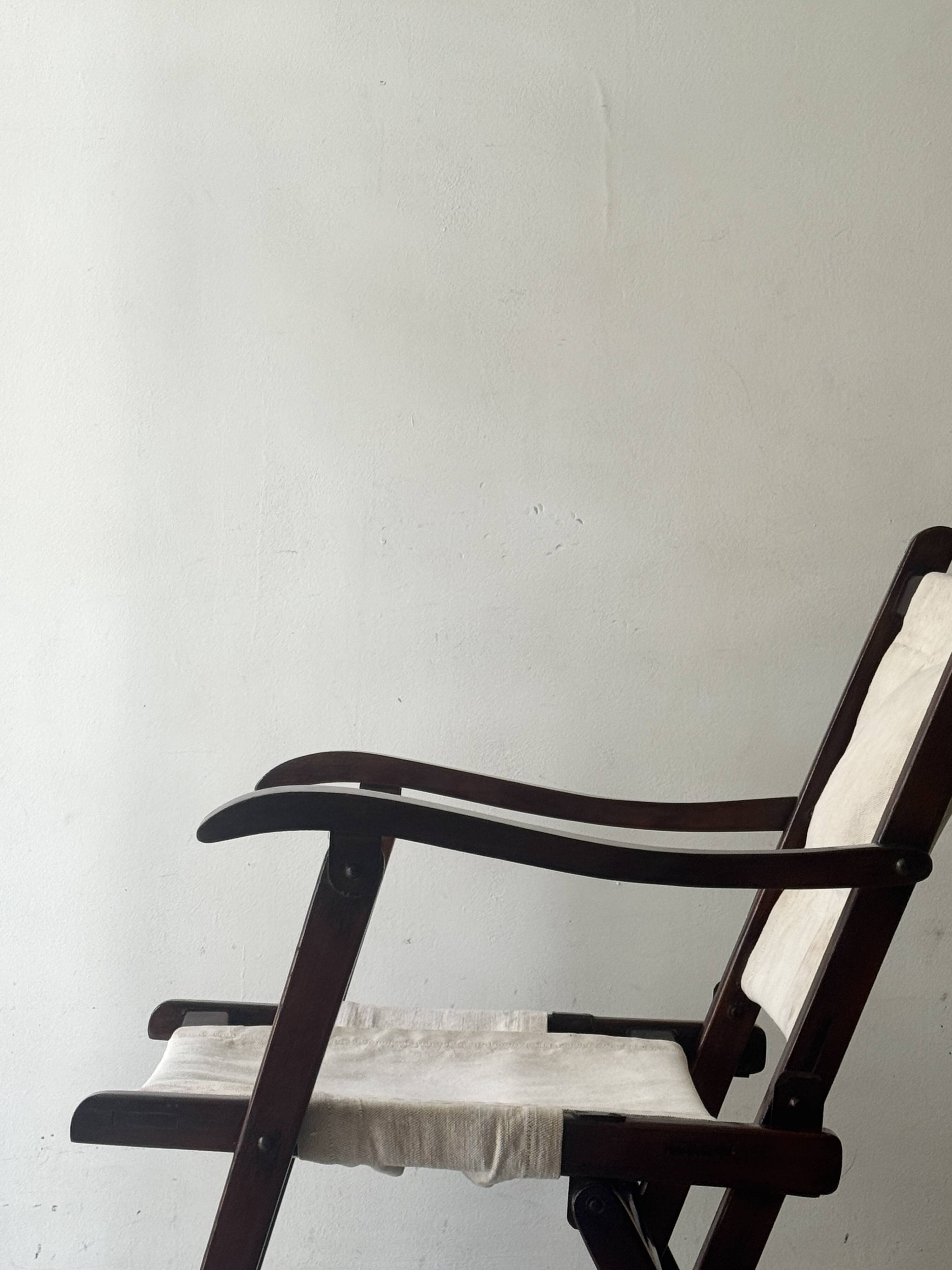 "Safari" folding chair in wood and ecru canvas, 1960s/1970s.