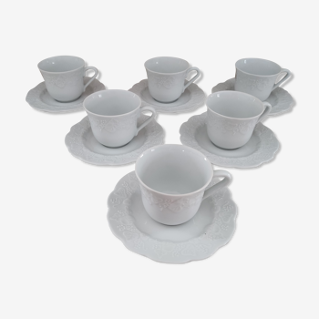 Lot de 6 tasses à café et sous-tasses en porcelaine blanche décor en relief Lierre Sauvage Estampill