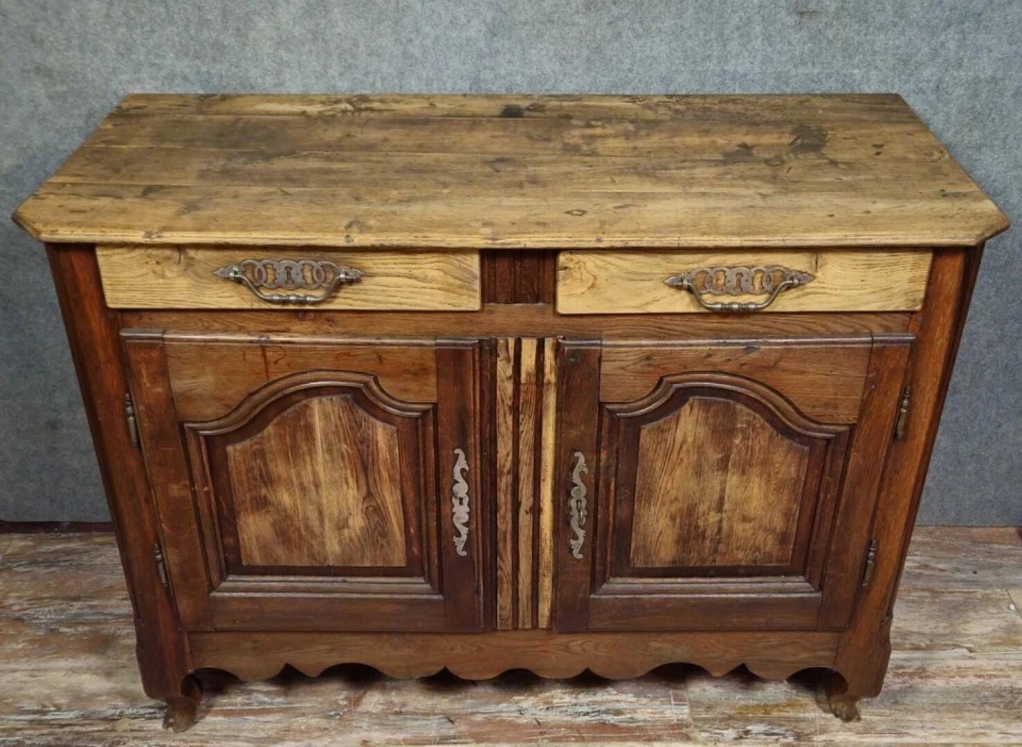 Buffet - very Louis XV style in solid oak from the 18th century.