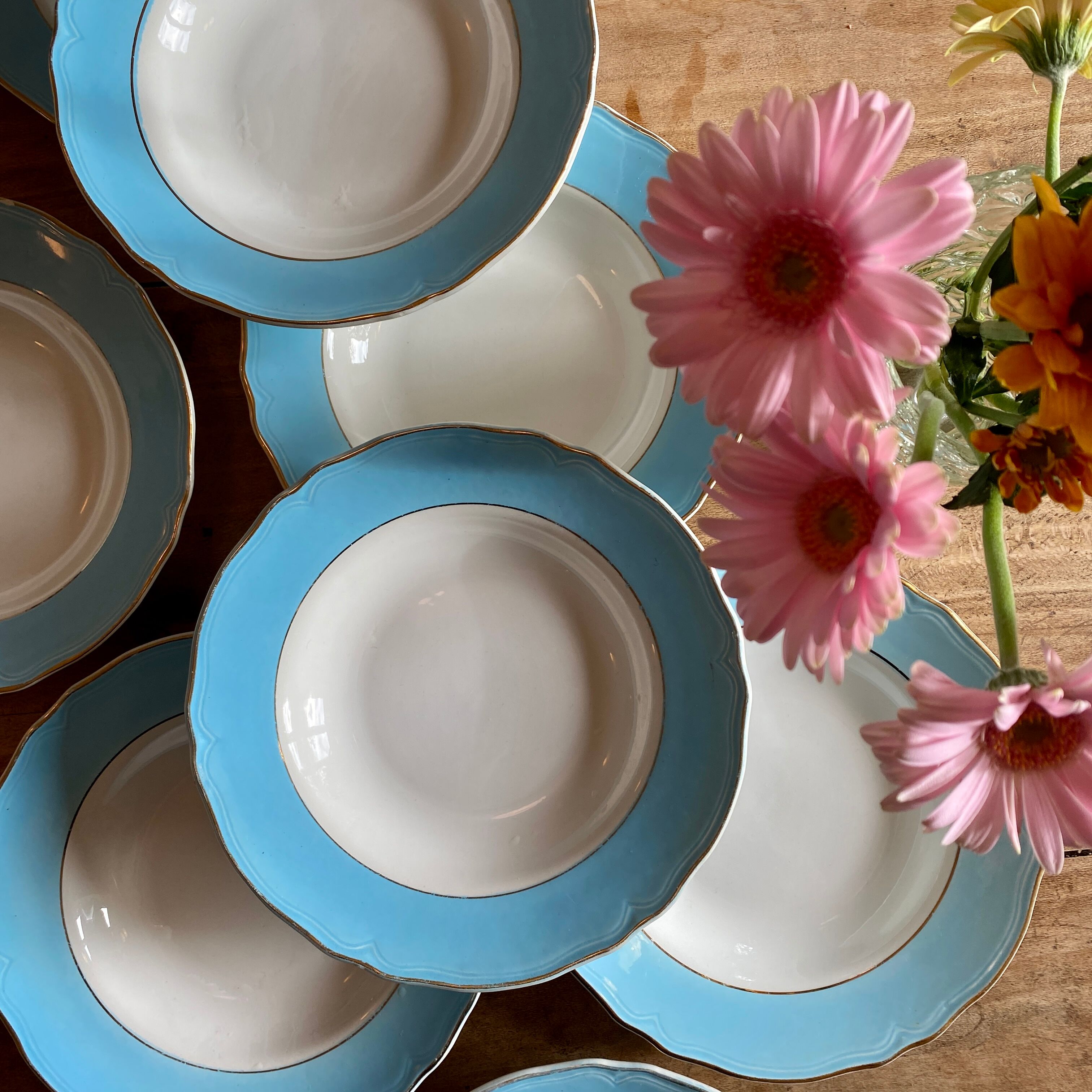 Lot de 8 assiettes creuse vintage bleues, blanches et dorées