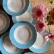Lot de 8 assiettes creuse vintage bleues, blanches et dorées