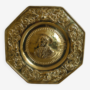 Plat offrandes laiton repoussé françois ier