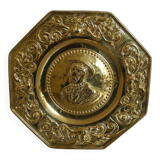 Plat offrandes laiton repoussé françois ier