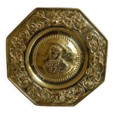 Plat offrandes laiton repoussé françois ier