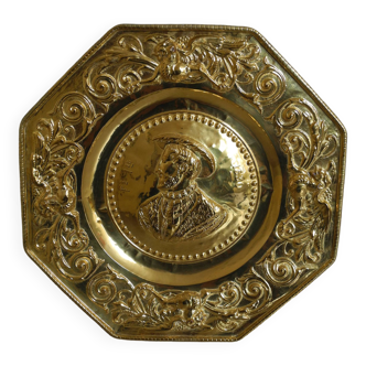 Plat offrandes laiton repoussé françois ier