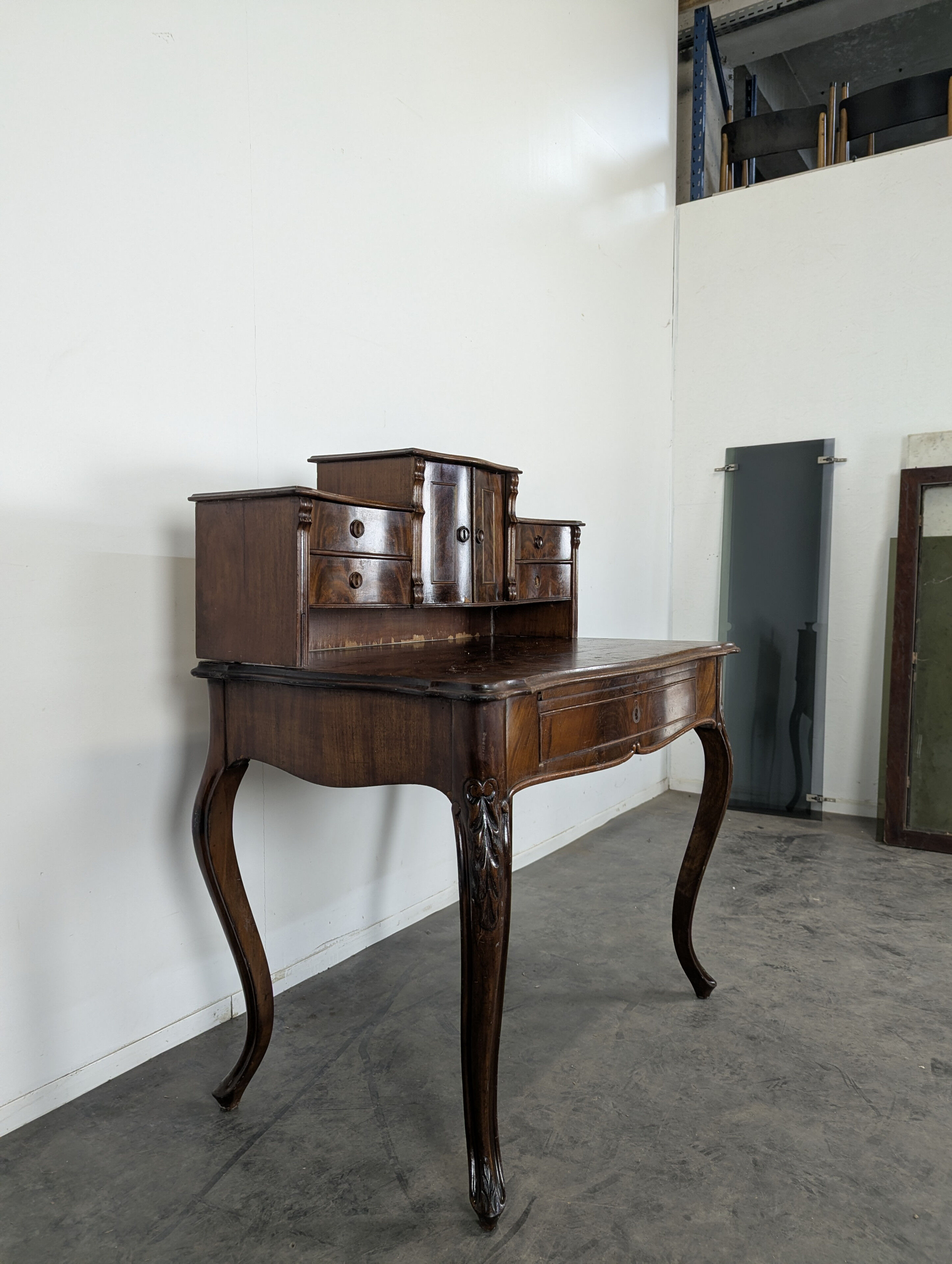 Small happiness desk of the day in mahogany