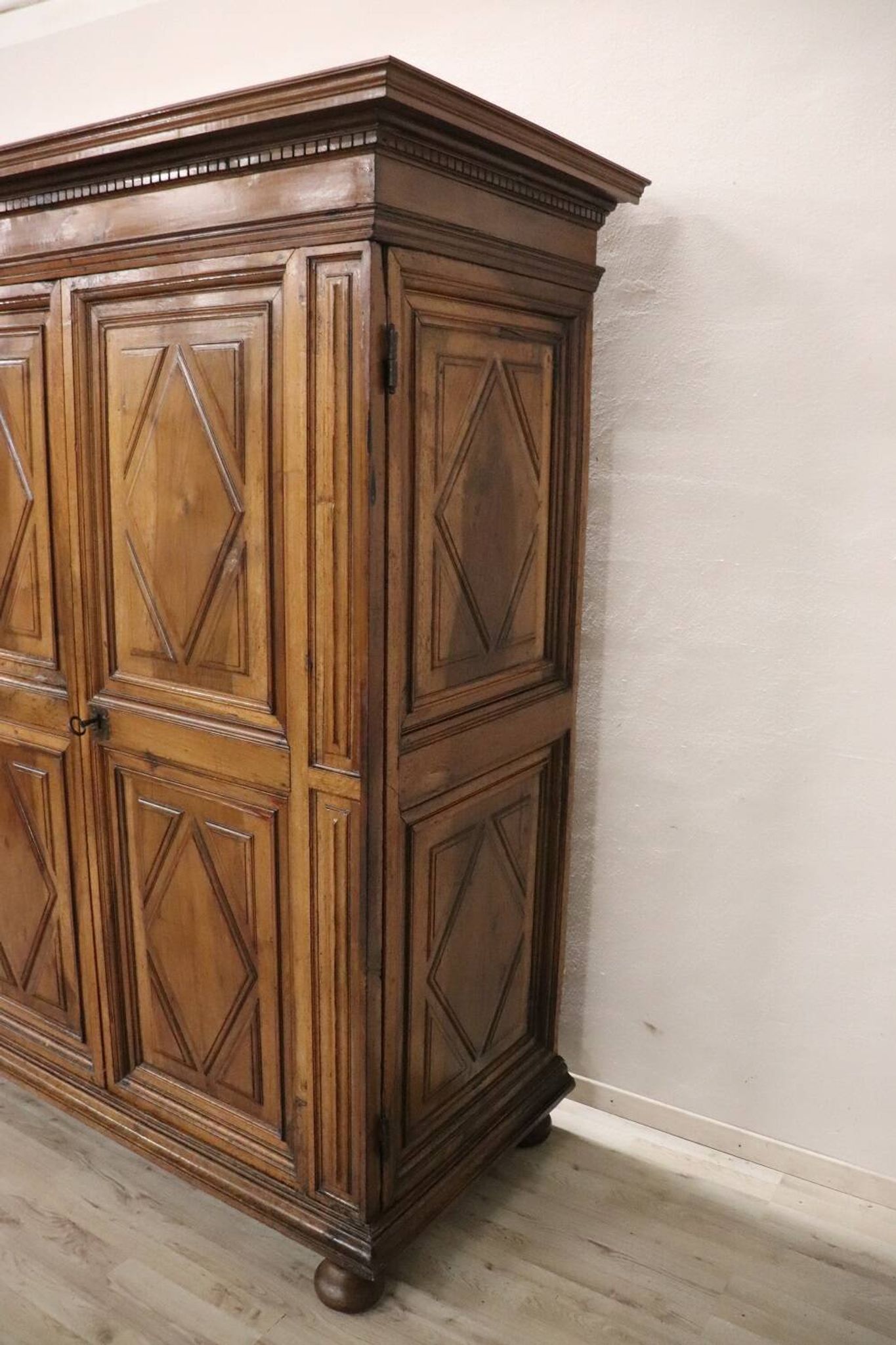 Armoire à Secret Du 17ème Siècle En Noyer