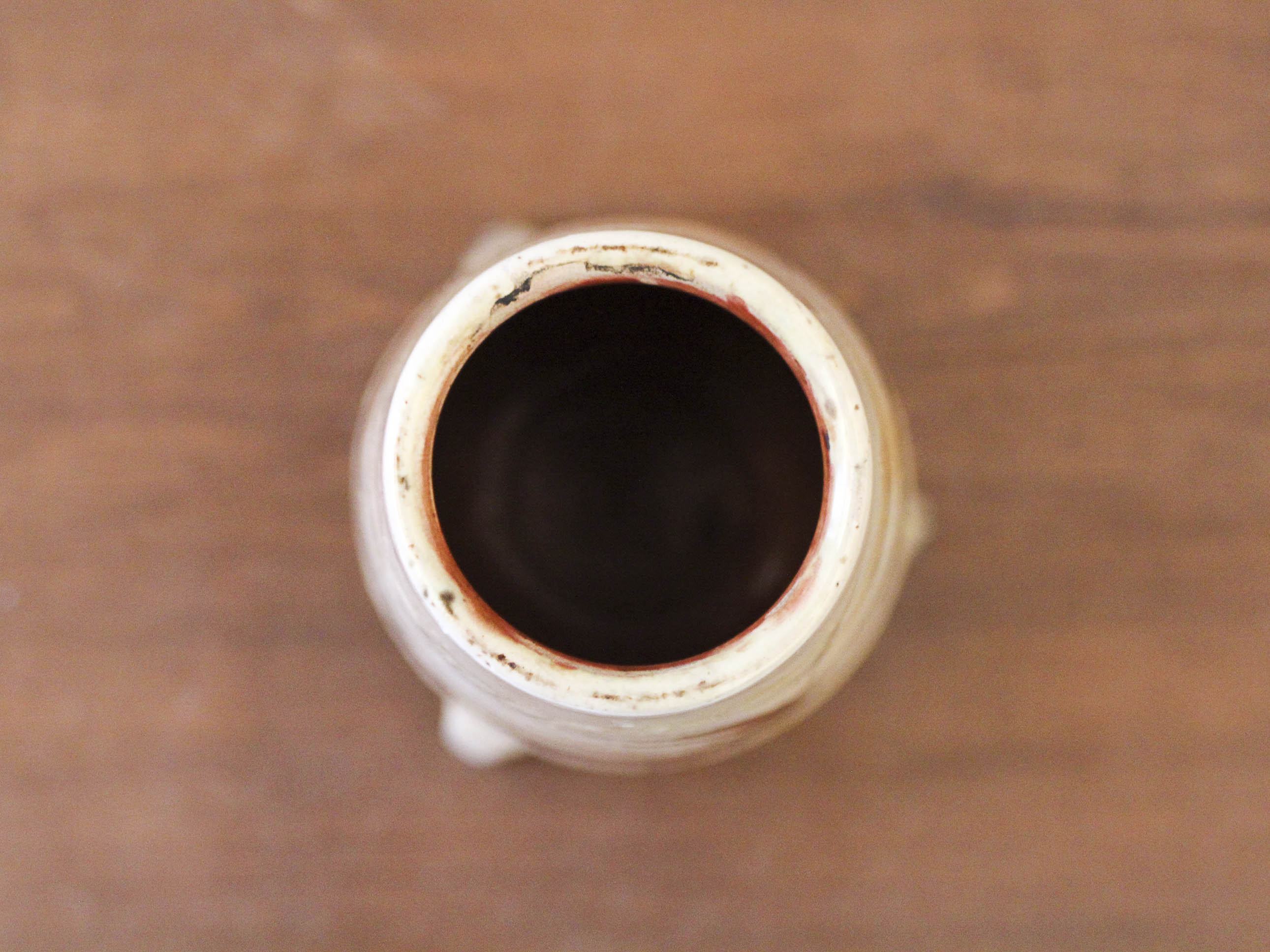 Ceramic tripod vase with parietal decoration by Armen