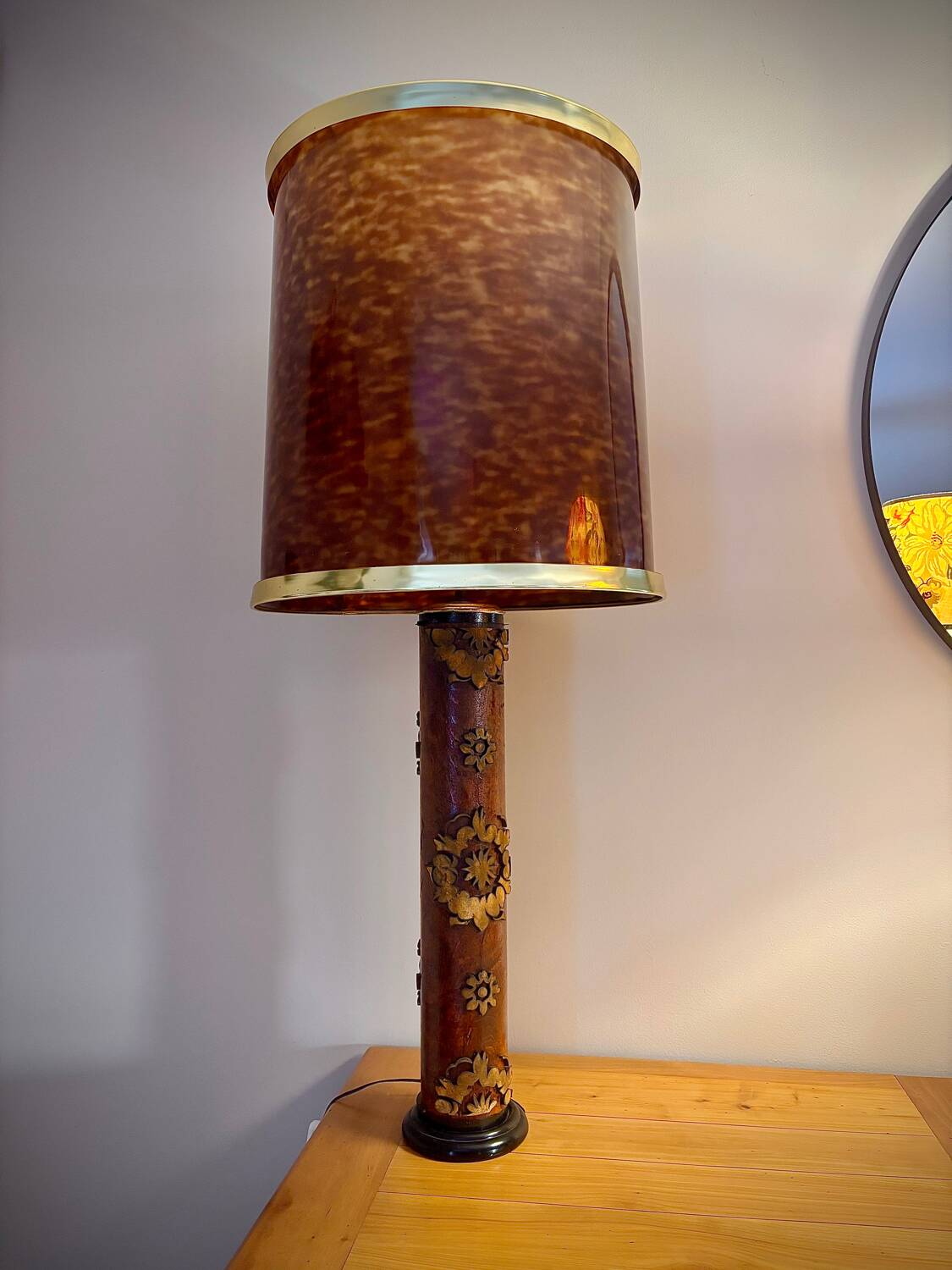 Lamp with printing roller