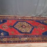Tapis fait main bleu et rouge