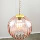 Lampe à suspension italienne du milieu du siècle en verre rose et laiton