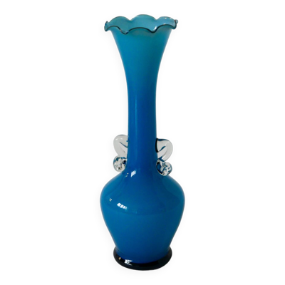 Vase en opaline bleu ciel dentelée et petites anses, design 1960