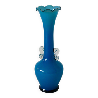 Vase en opaline bleu ciel dentelée et petites anses, design 1960