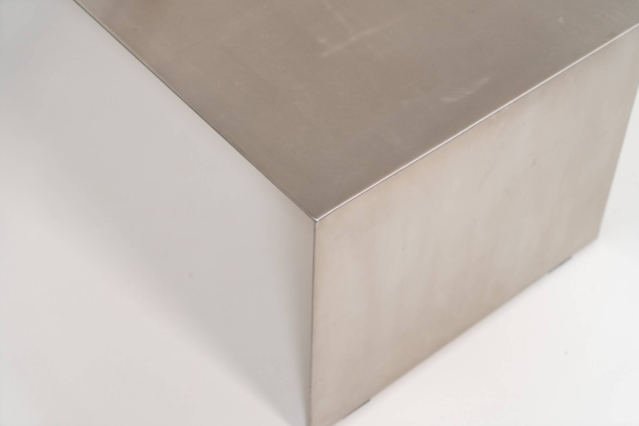 Table basse en acier inoxydable brossé