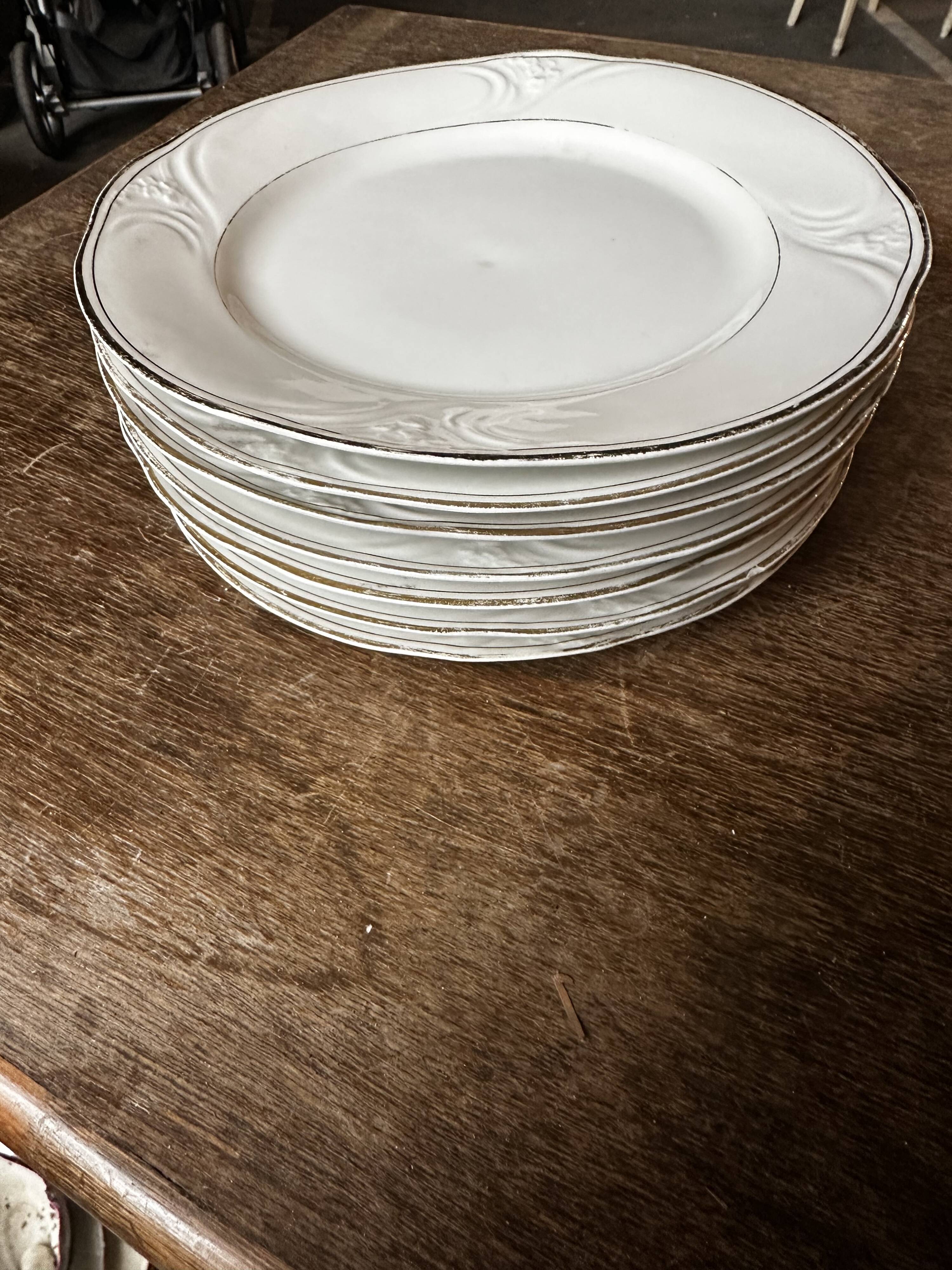 6 porcelain plates Art Nouveau period White and gold border - Diameter 23 cm