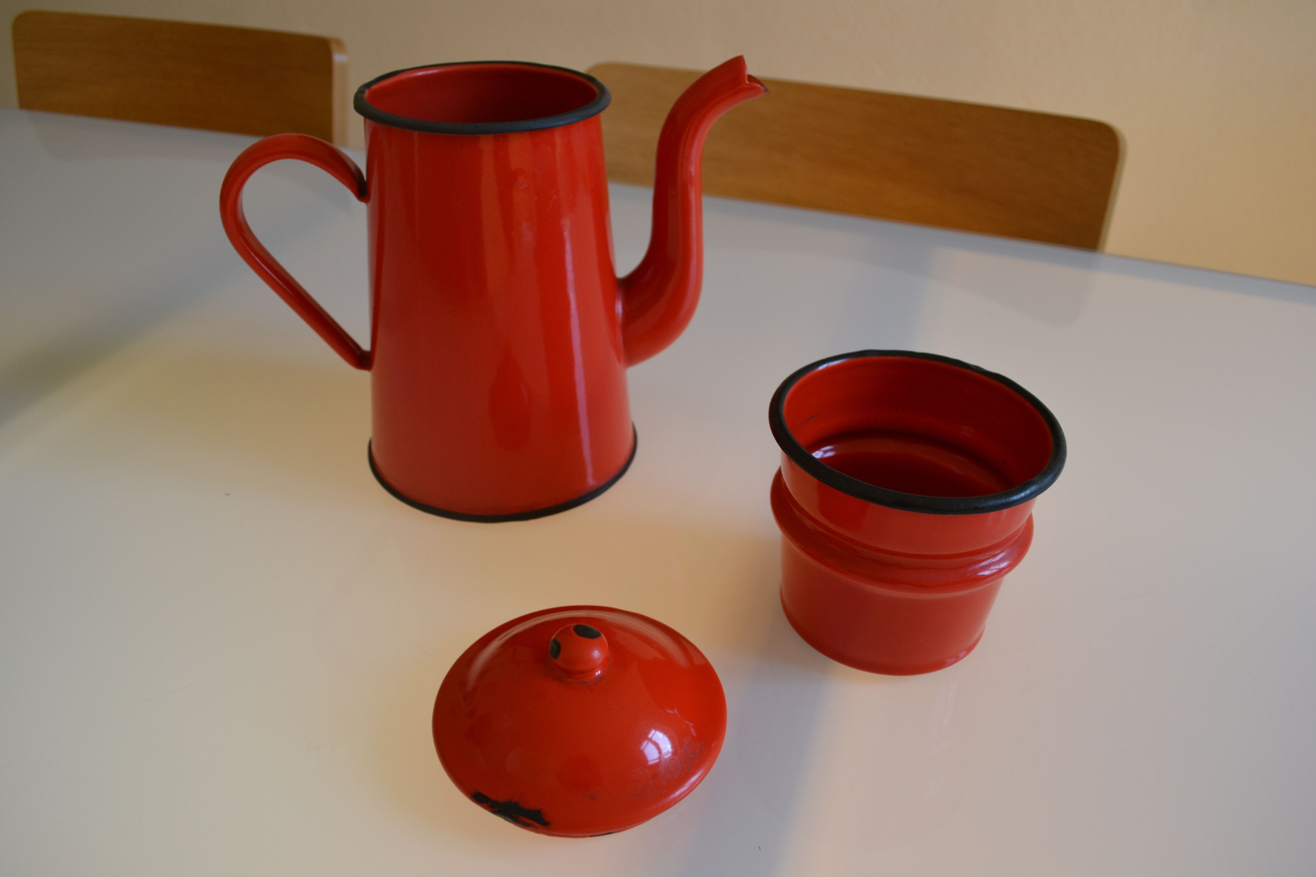 Vintage coffee maker in red and black enamelled sheet