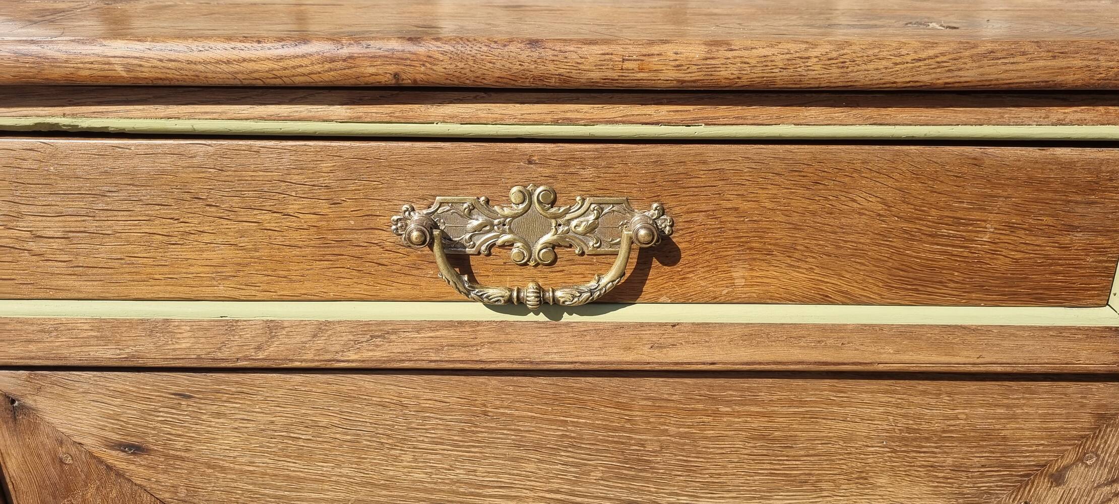 Low country sideboard, solid wood, stylized, late 18th century.
