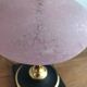 Lampe vintage en céramique laiton et boule en verre rose