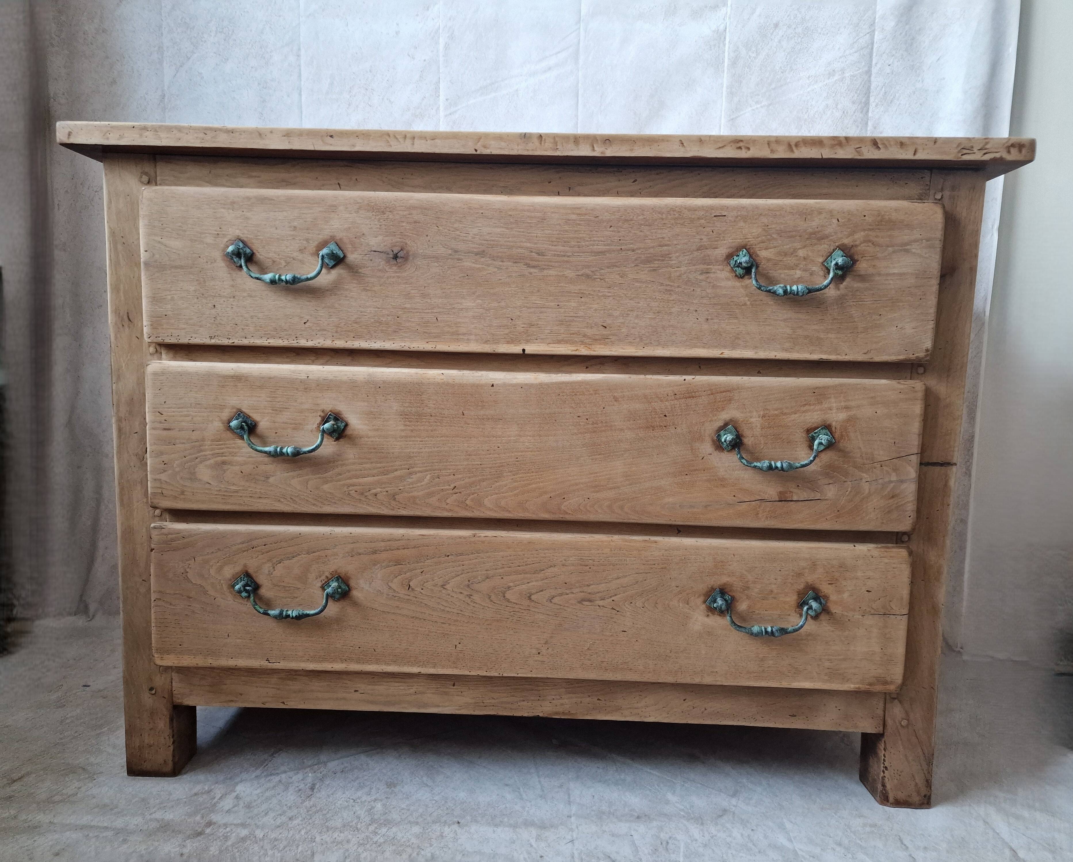 Chest of drawers in raw oak