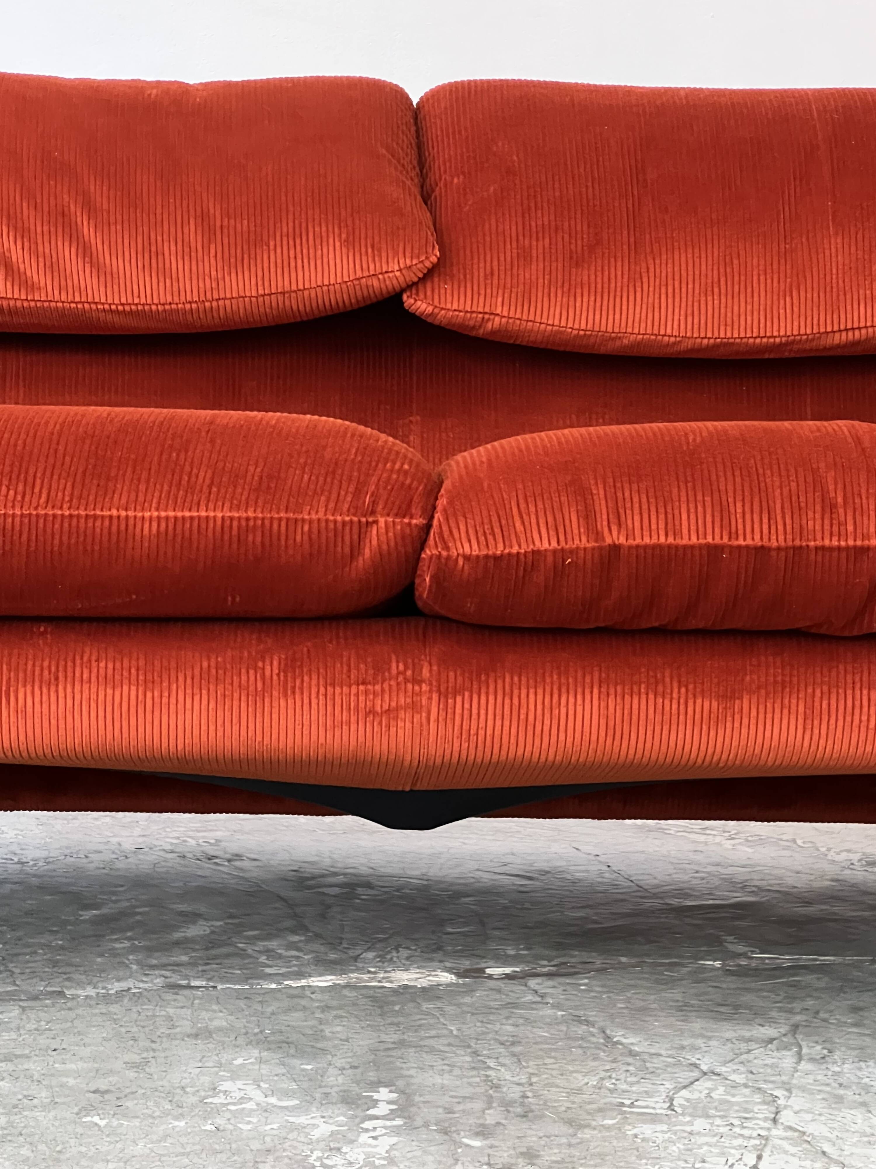 Maralunga 2-seater sofa by Vico Magistretti for Cassina Italy 1973