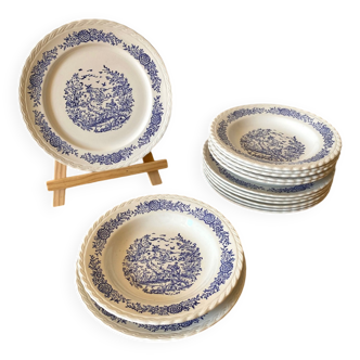 Service de 14 assiettes en faïence ancienne