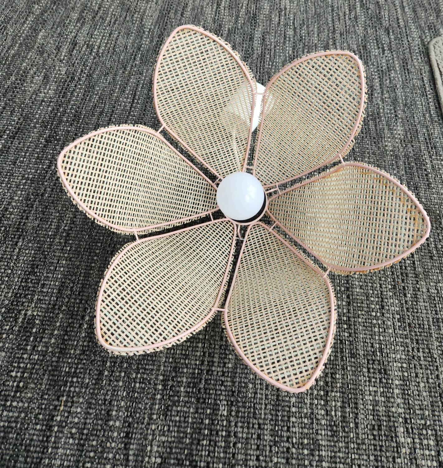 Suspension fleur en rotin : vintage