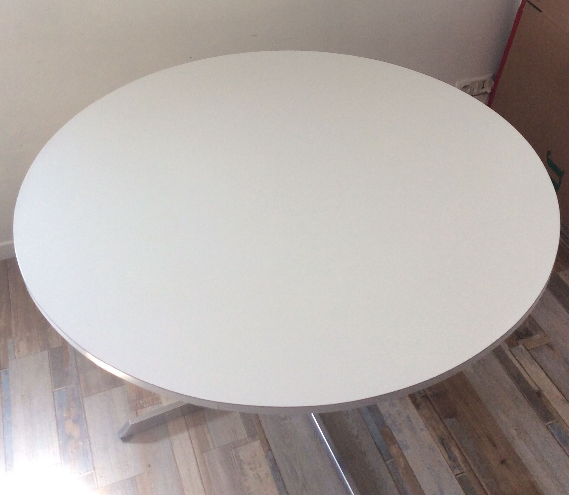 Round dining table of the 70s