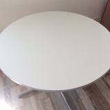Round dining table of the 70s